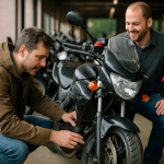 motos usadas — Um comprador examinando uma moto usada, com um vendedor ao lado, em uma concessionária.